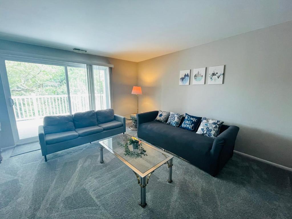 Elkins ParkにあるComfort 2br2ba Contact Us Discountの青いソファとテーブルのあるリビングルーム