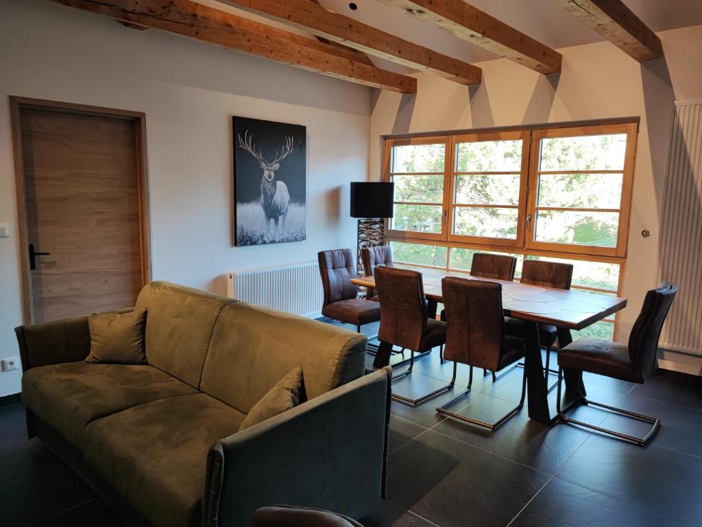 Posezení v ubytování Géraniums Et Neige Fraîche, Maison d'Hôtes avec Suites Haut de Gamme, Balnéo massante et Sauna privés