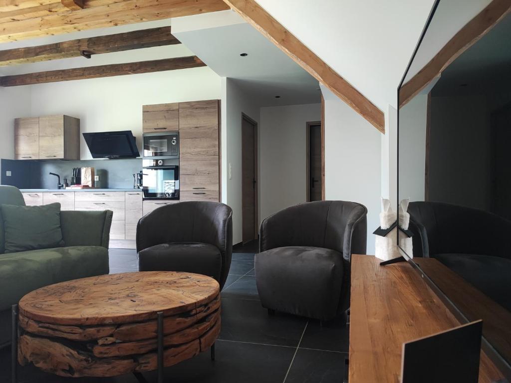 Kuchyň nebo kuchyňský kout v ubytování Géraniums Et Neige Fraîche, Maison d'Hôtes avec Suites Haut de Gamme, Balnéo massante et Sauna privés