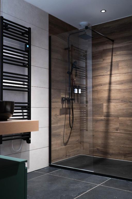 Koupelna v ubytování Géraniums Et Neige Fraîche, Maison d'Hôtes avec Suites Haut de Gamme, Balnéo massante et Sauna privés