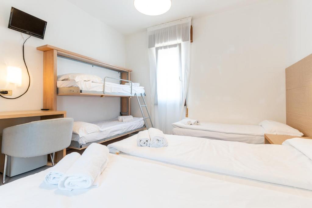 Hotel Regina - Family Room With Balcony