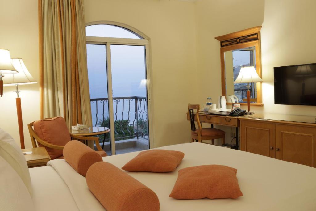 Postel nebo postele na pokoji v ubytování Dead Sea Spa Hotel
