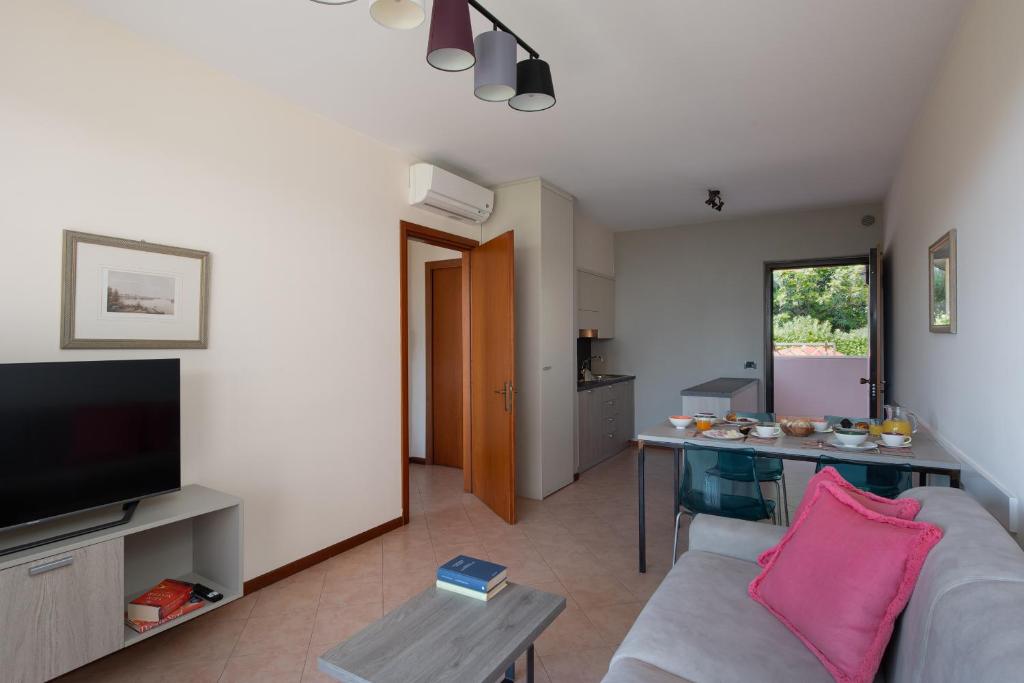 salon z kanapą i stołem w obiekcie Il Sogno Apartments w mieście Desenzano del Garda
