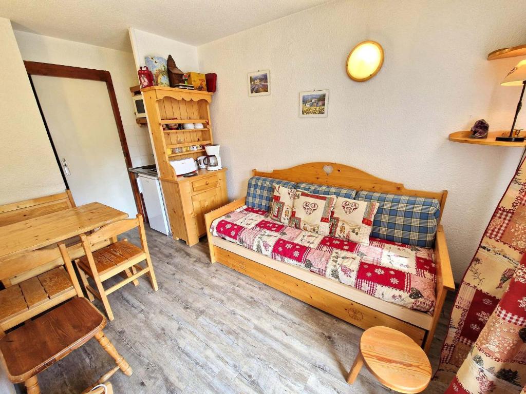 une chambre avec un lit, une table et un bureau dans l'établissement Studio confortable 17 m² pour 2/3 personnes à Valfréjus - FR-1-265-258, à Valfréjus