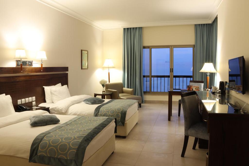 Postel nebo postele na pokoji v ubytování Dead Sea Spa Hotel