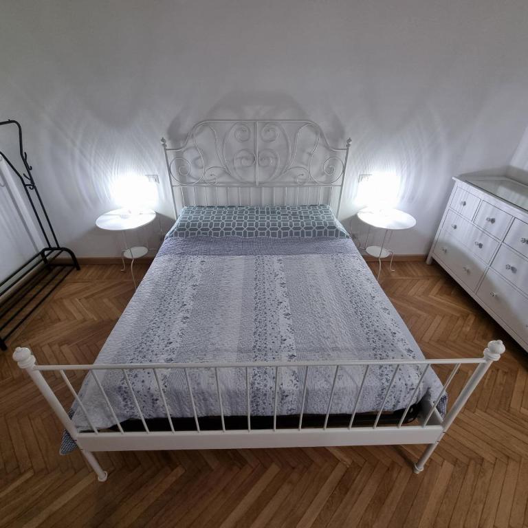 Postel nebo postele na pokoji v ubytování Attico Indipendente nel Cuore di Modena