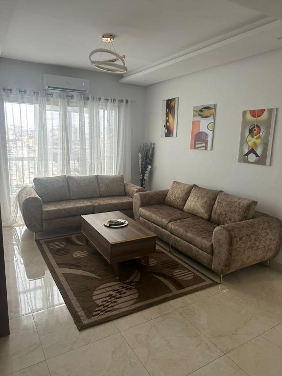 un salon avec un canapé et une table basse dans l'établissement Appartement Dakar Plateau Appartement Cité Emmergence, à Dakar