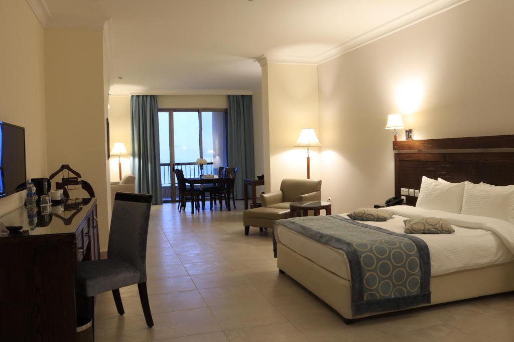 Postel nebo postele na pokoji v ubytování Dead Sea Spa Hotel