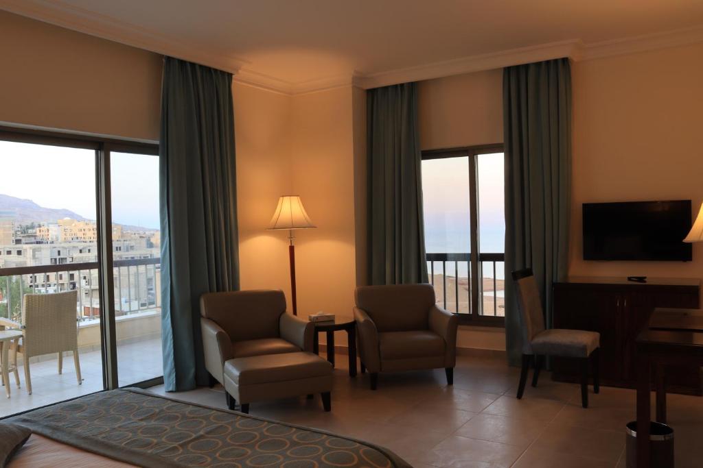 TV a/nebo společenská místnost v ubytování Dead Sea Spa Hotel