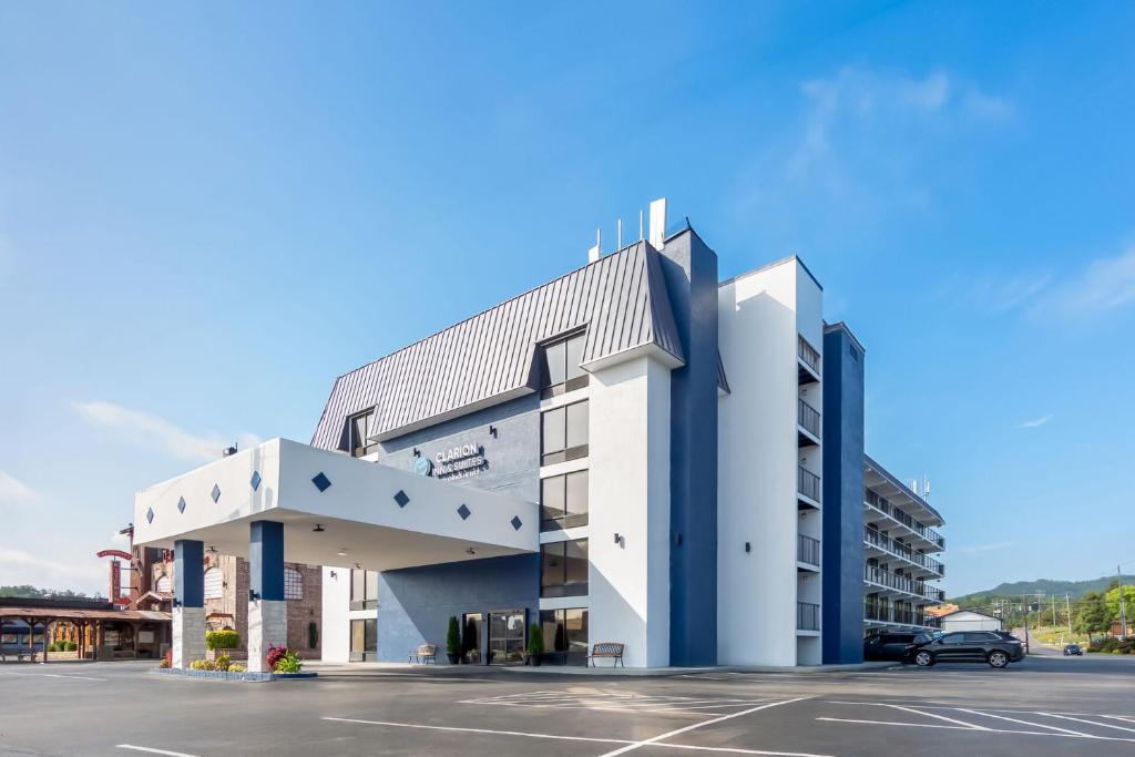 Clarion Inn & Suites near the Leconte Center Pigeon Forge photo