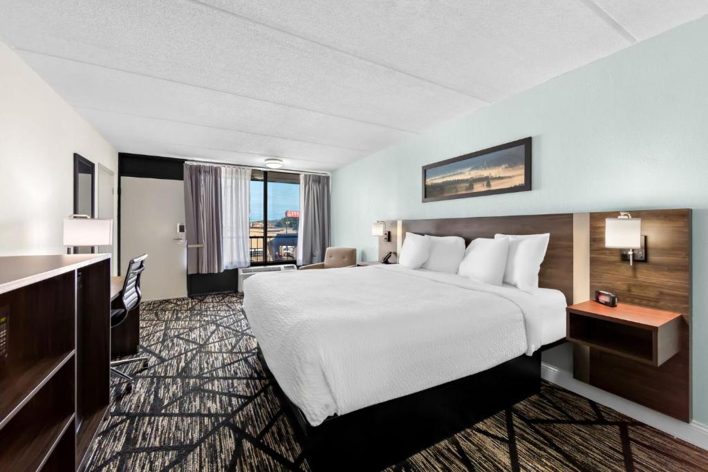 Clarion Inn & Suites near the Leconte Center Pigeon Forge photo