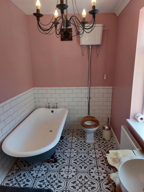 a bathroom with a tub and a toilet at Salisbury Guest House - free parking in York