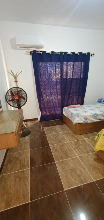 Postel nebo postele na pokoji v ubytování فيلا مفروشة بقرية كون الساحل الشمالى