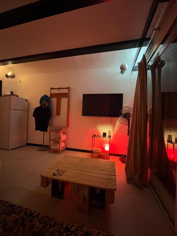 ein Wohnzimmer mit einem Tisch und einem Kühlschrank in der Unterkunft Hermoso Apartamento en Cadaqués in Cadaqués