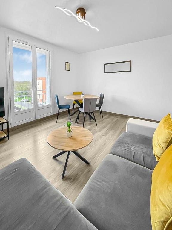 un salon avec un canapé et une table dans l'établissement L'Échappée du Mans, au Mans