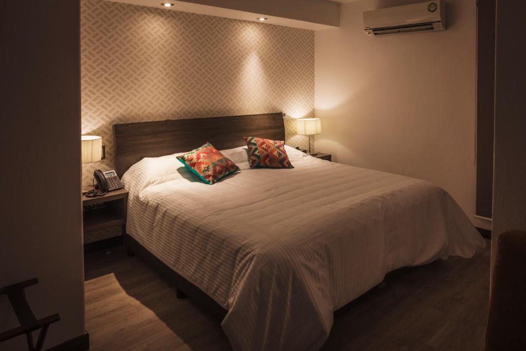 Postel nebo postele na pokoji v ubytování Hotel Platino Expo Guadalajara
