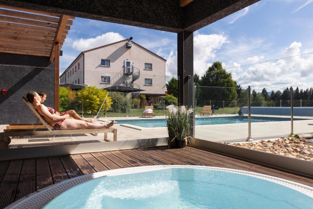 Bazén v ubytování Artémis Hôtel & Spa Bistro Coquet nebo v jeho okolí