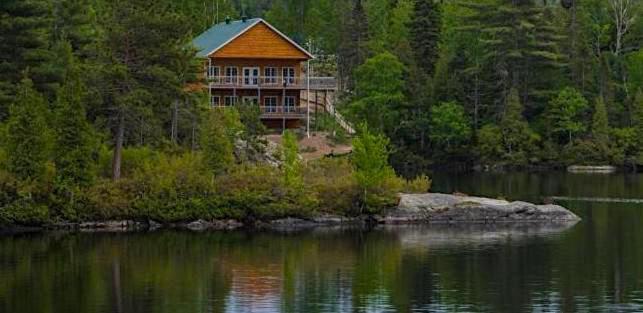 タドゥサックにあるAuberge La Tanièreの湖の中の島家