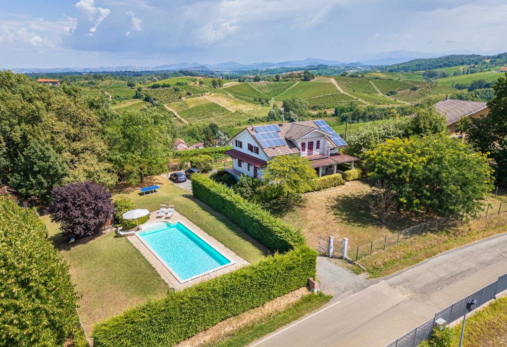 an aerial view of a house with a swimming pool at La Casa di Amalia in Gavi