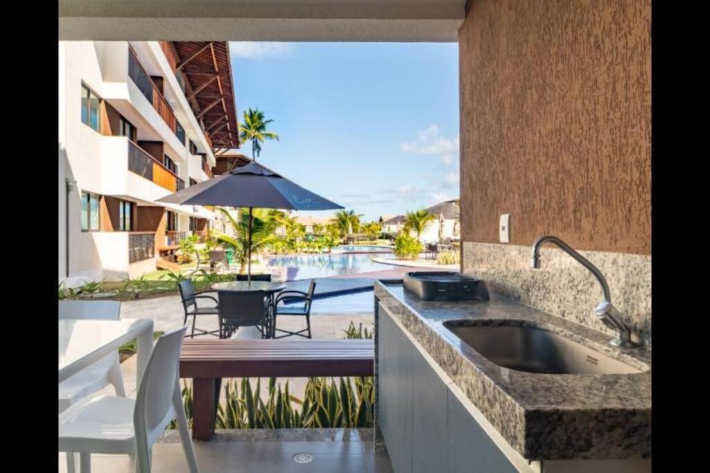 Balkón nebo terasa v ubytování Cupe Beach Living - Flat Luxo 2 suítes decorado térreo frente piscina