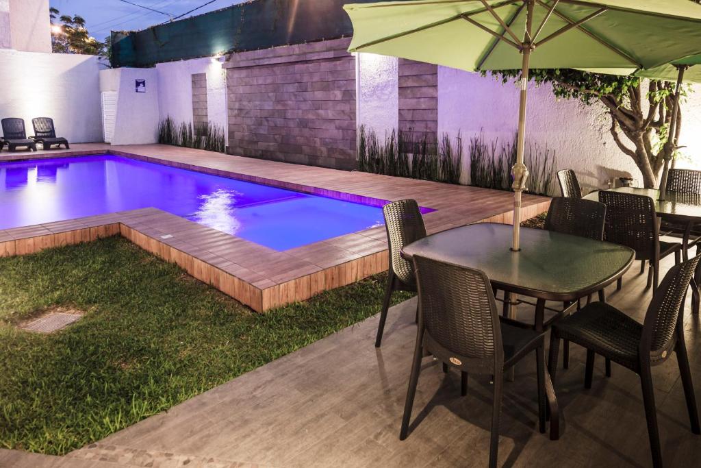 Bazén v ubytování Hotel Platino Expo Guadalajara nebo v jeho okolí