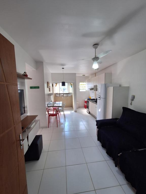 Kuchyň nebo kuchyňský kout v ubytování APTO PERTINHO DA PRAIA - Lindo e Equipado! Internet 400mb e 3 Tvs - Completo! TV a Cabo