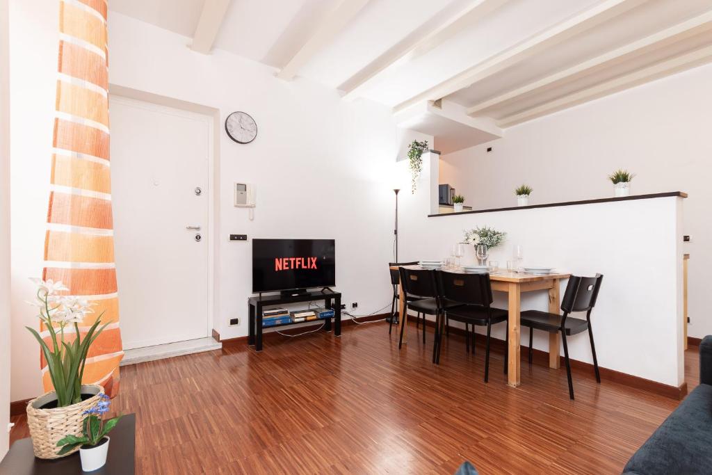 a living room with a table and a tv at -2 Passi dal Mare- Centro Storico in Varazze