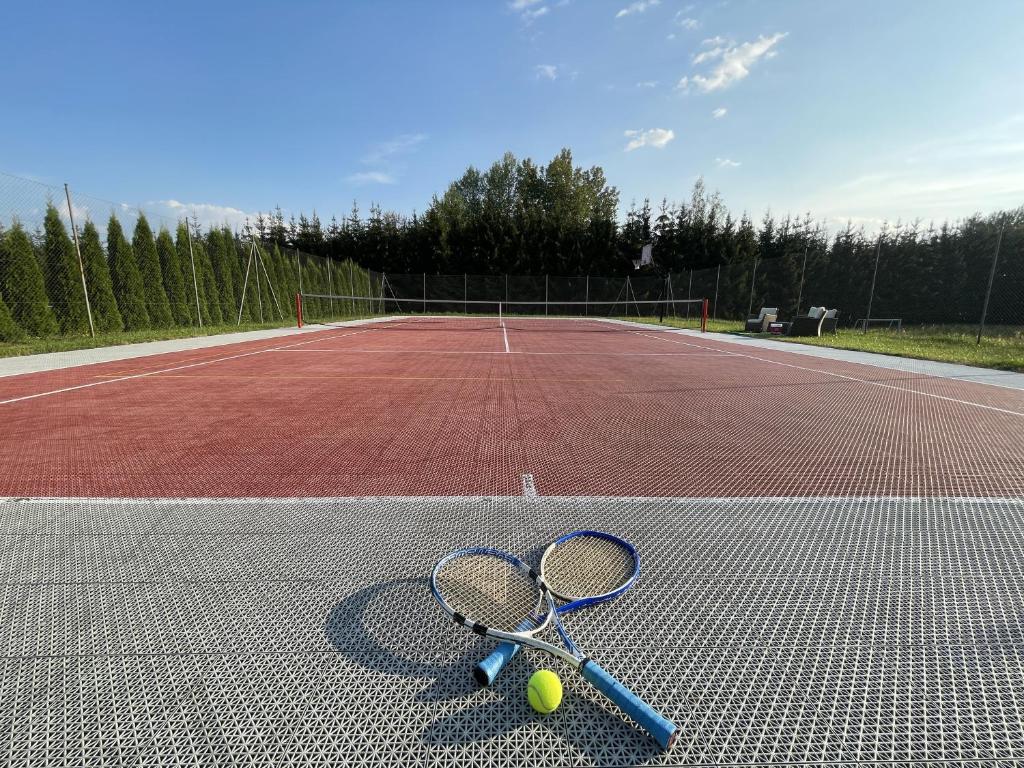 Tenis alebo squash v ubytovaní Zagroda Cztery Wiatry alebo jeho okolí
