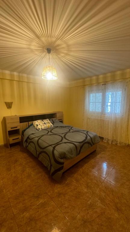 une chambre avec un lit et un plafond dans l'établissement Dom Nouvelle Vie, à Bergerac