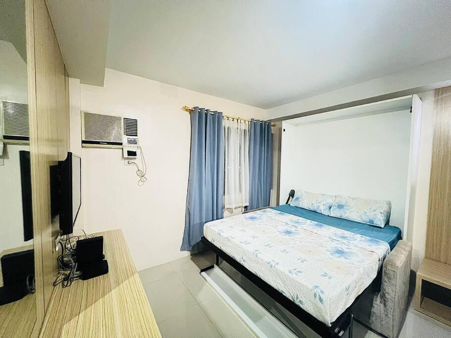 Ένα ή περισσότερα κρεβάτια σε δωμάτιο στο CebuSureStayPersimmon16thFloor3rdStudioCondoUnit