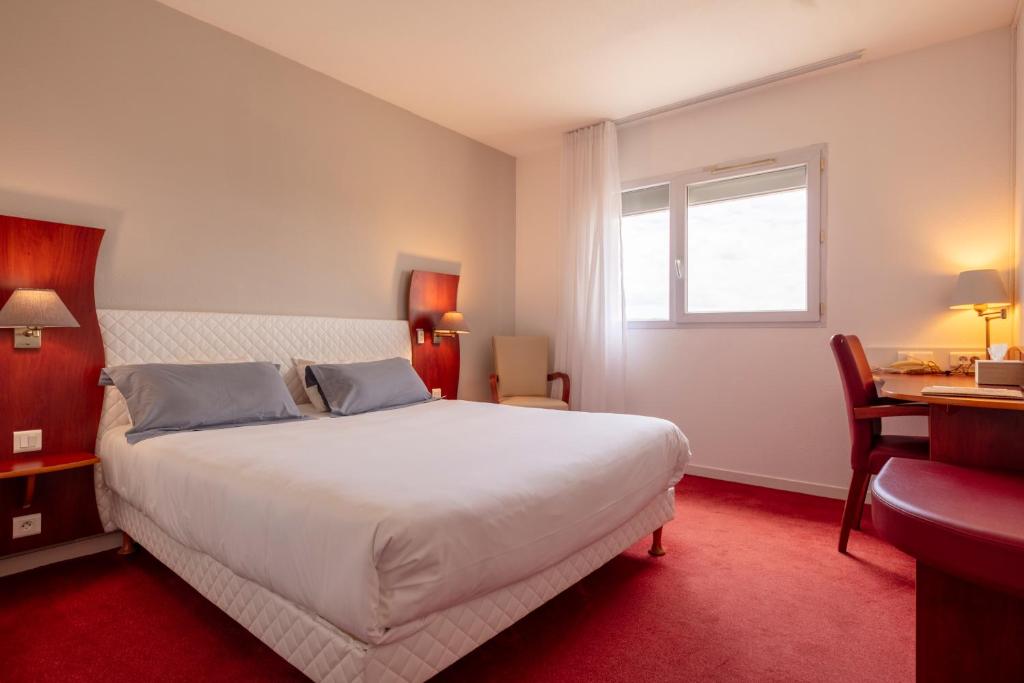 Postel nebo postele na pokoji v ubytování Artémis Hôtel & Spa Bistro Coquet