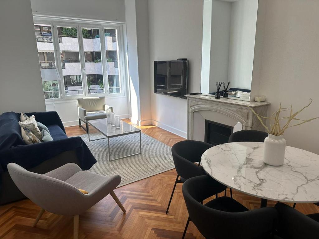 TV a/nebo společenská místnost v ubytování Golden House Cannes