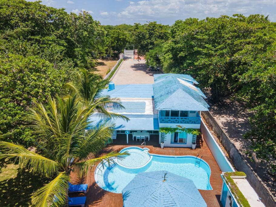 vue aérienne d'un complexe hôtelier avec piscine dans l'établissement Dolce Casa, à Juan Dolio