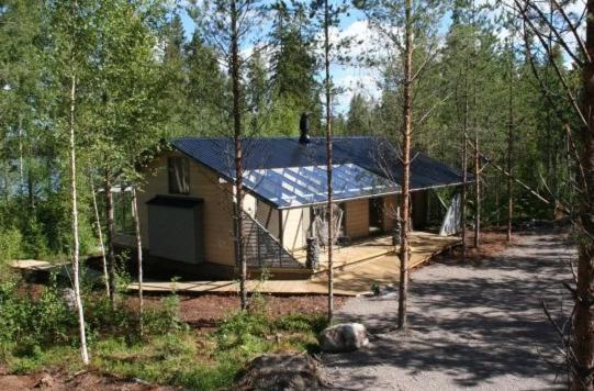une petite maison au milieu d'une forêt dans l'établissement Haarusmaa Holiday Apartments Kauhava, à Härmä