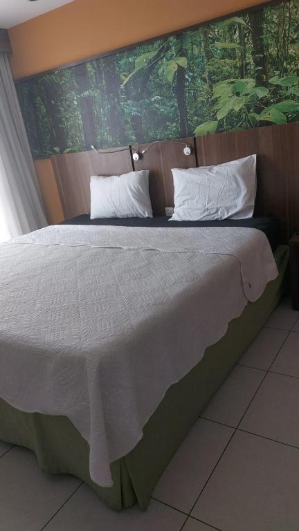 Postel nebo postele na pokoji v ubytování Flat com varanda, quarto de Morador Hotel 1112
