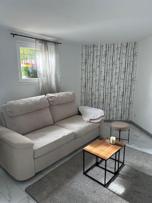 un salon avec un canapé blanc et une table dans l'établissement Studio Montreuil, à Montreuil