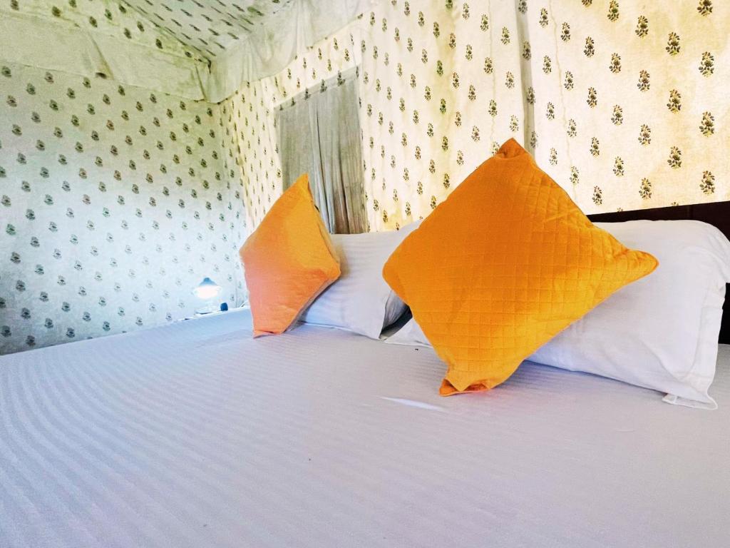 Postel nebo postele na pokoji v ubytování Cattle Inn Resort - Luxury Cottages Pushkar