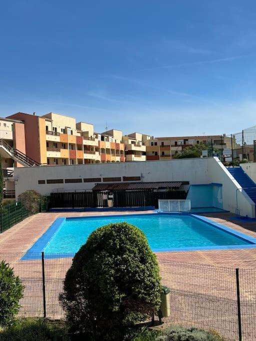 une grande piscine devant un immeuble dans l'établissement Appartement résidence cap d'Agde, au Cap d'Agde