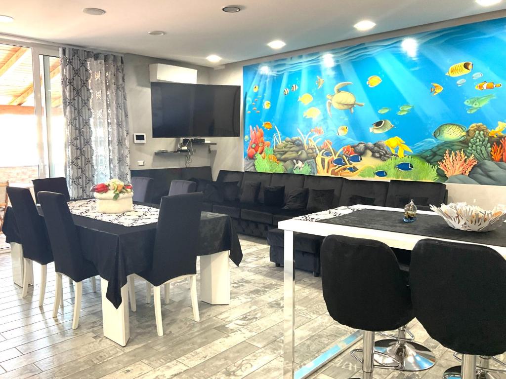 a dining room with a large aquarium on the wall at Al chiaro di luna in Catania