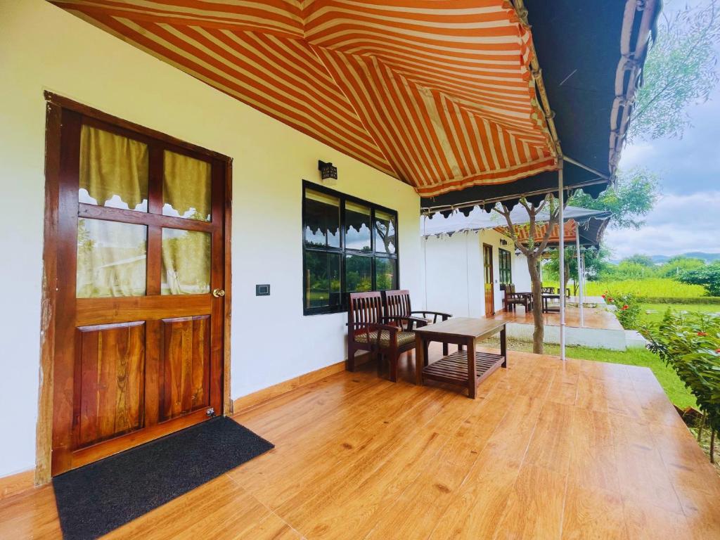 Balkón nebo terasa v ubytování Cattle Inn Resort - Luxury Cottages Pushkar