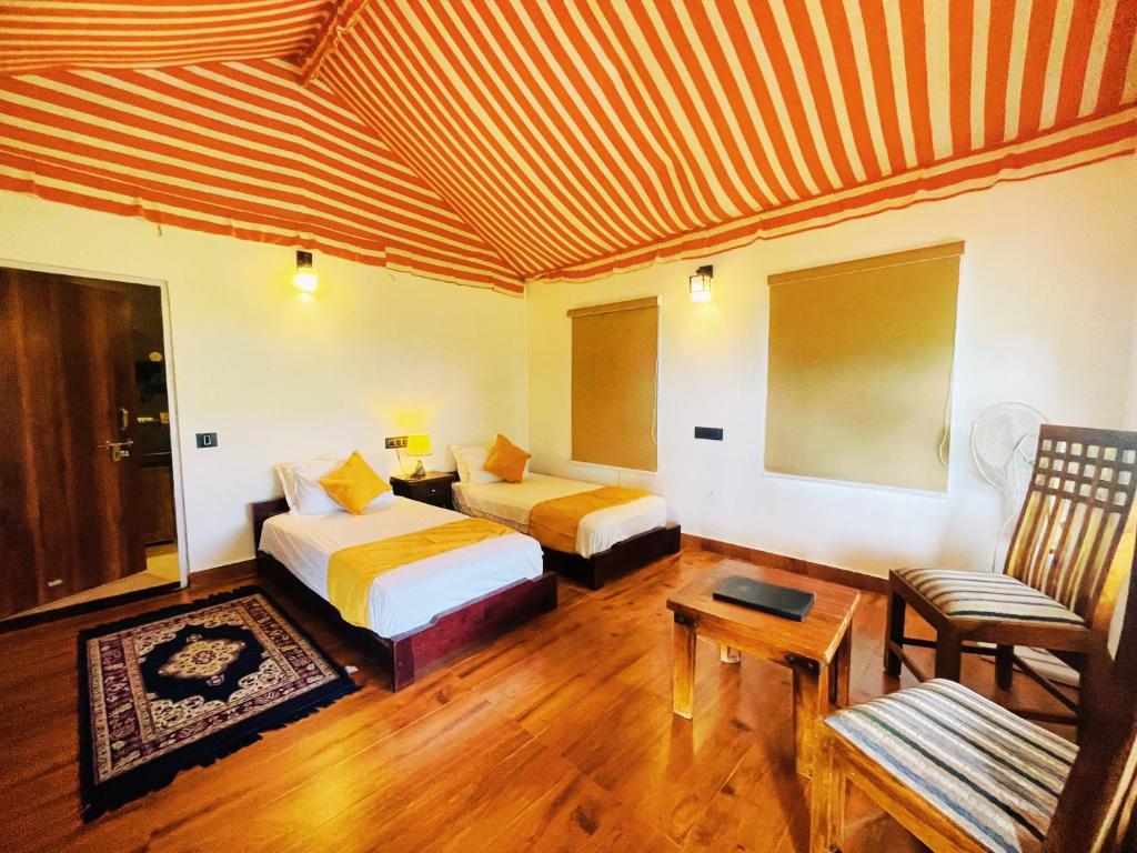 Postel nebo postele na pokoji v ubytování Cattle Inn Resort - Luxury Cottages Pushkar