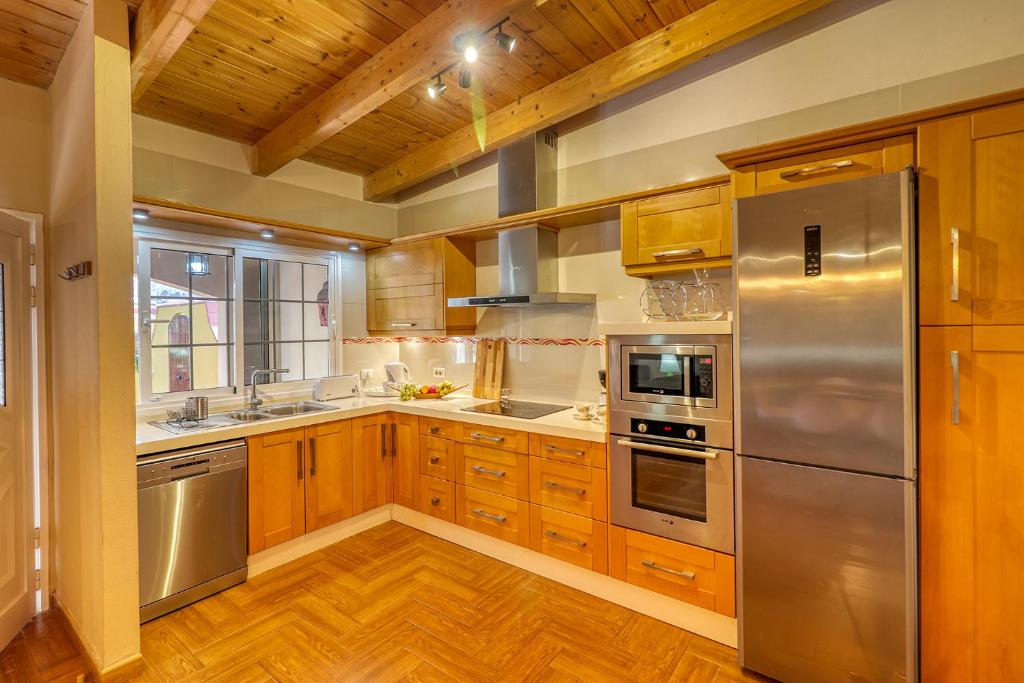 Una cocina o zona de cocina en Casa Vista Teide con Jardín, Barbacoa y Fuente Zen