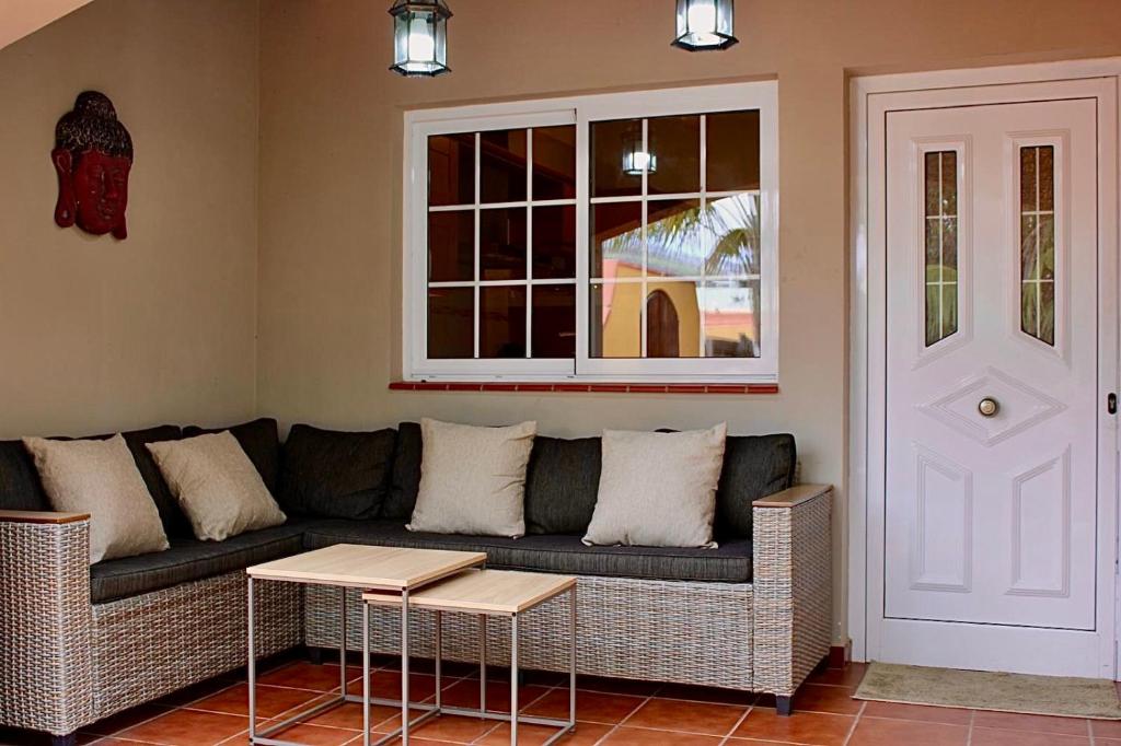 Zona de estar de Casa Vista Teide con Jardín, Barbacoa y Fuente Zen