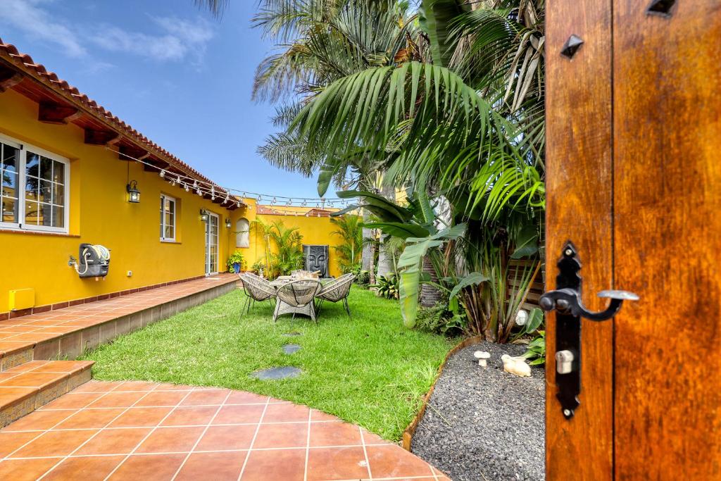 Jardín al aire libre en Casa Vista Teide con Jardín, Barbacoa y Fuente Zen