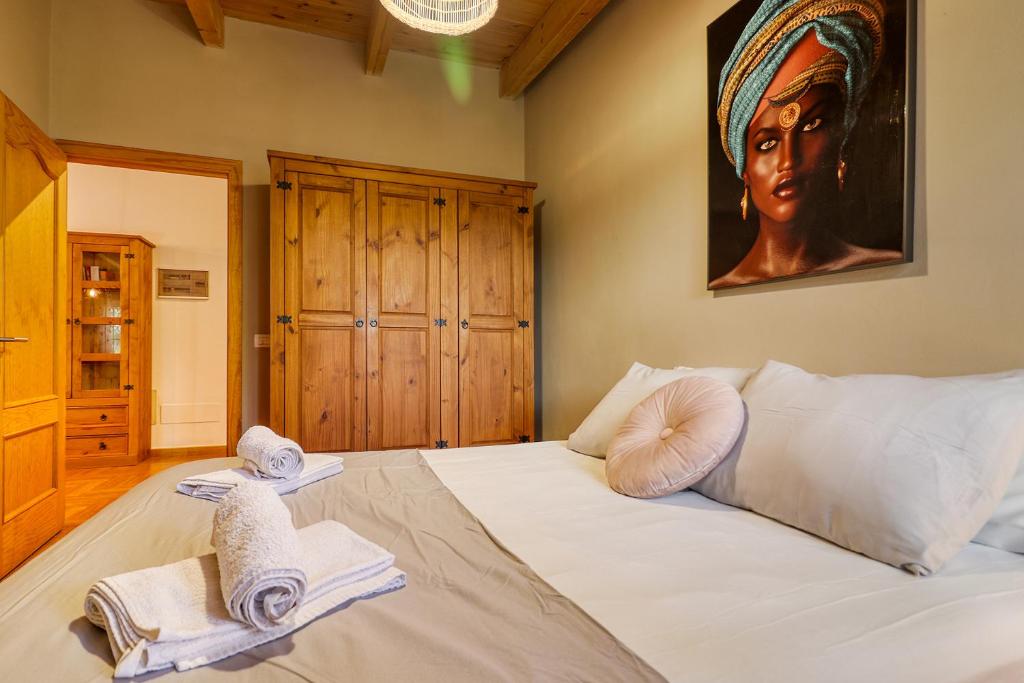 Cama o camas de una habitación en Casa Vista Teide con Jardín, Barbacoa y Fuente Zen