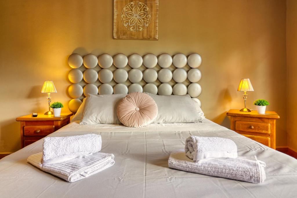 Cama o camas de una habitación en Casa Vista Teide con Jardín, Barbacoa y Fuente Zen
