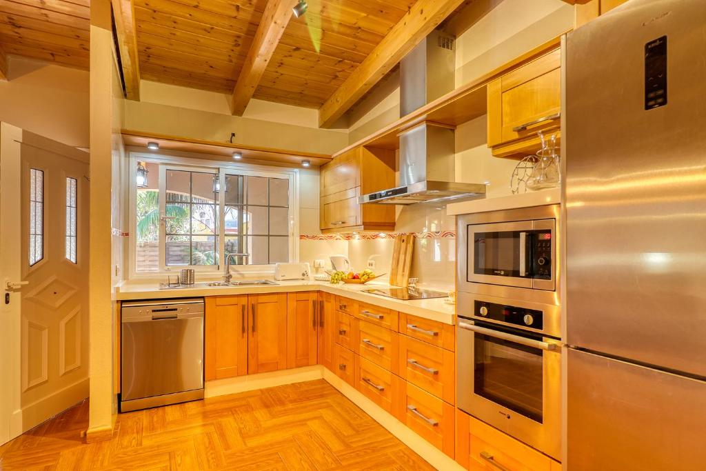 Una cocina o zona de cocina en Casa Vista Teide con Jardín, Barbacoa y Fuente Zen