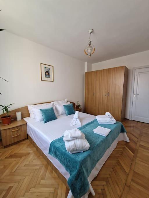 une chambre avec un grand lit avec des serviettes dessus dans l'établissement Happy Yonder - Piața Romană - lângă metrou, à Bucarest