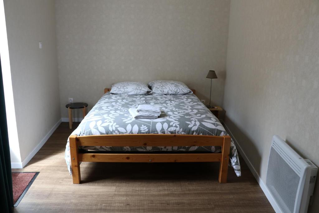 une petite chambre avec un lit dans une pièce dans l'établissement studio coeur de ville, à La Flèche