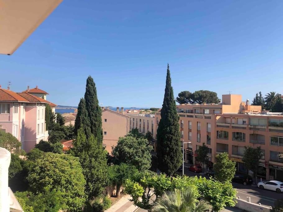 une vue d'une ville avec des arbres et des bâtiments dans l'établissement Au bord du ciel Magnifique appartement à Bandol, à Bandol